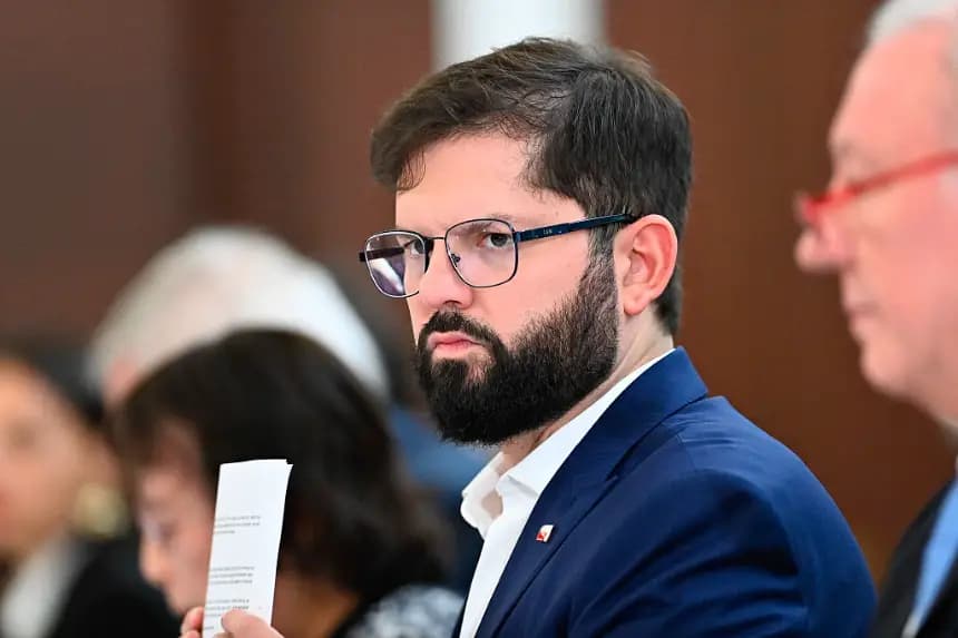 El presidente de Chile, Gabriel Boric, observa durante la cumbre entre Japón y Chile en la Oficina del Primer Ministro en Tokio el 11 de mayo de 2025. (David Mareuil/POOL/AFP vía Getty Images)
