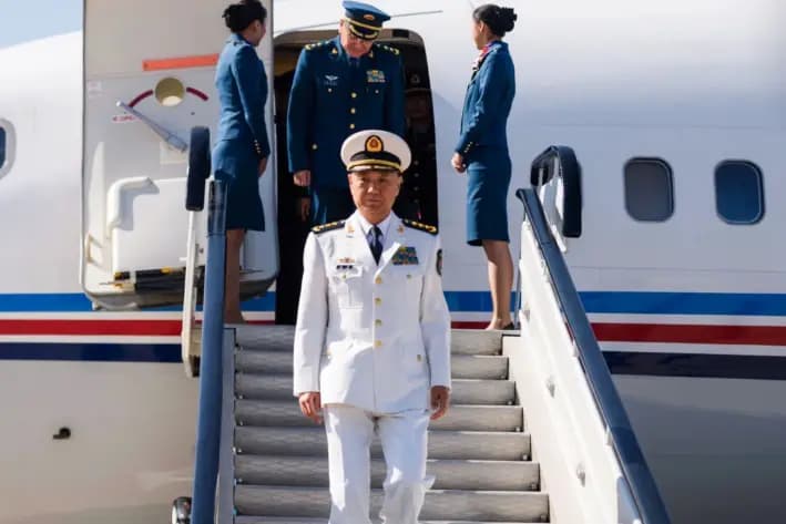 El almirante Miao Hua (centro), director del departamento de asuntos políticos de la Comisión Militar Central de China, desembarca de su avión tras llegar al Aeropuerto Internacional de Pyongyang, Corea del Norte, el 14 de octubre de 2019. (Kim Won Jin/AFP vía Getty Images)