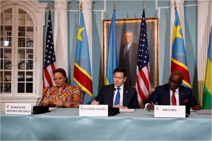 El secretario de Estado Marco Rubio (c), la ministra de Asuntos Exteriores de la República Democrática del Congo, Thérèse Kayikwamba Wagner (i), y el ministro de Asuntos Exteriores de Ruanda, Olivier Nduhungirehe, participaron en la ceremonia de firma de la Declaración de Principios en el Departamento de Estado en Washington el 25 de abril de 2025. (Kevin Dietsch/Getty Images)