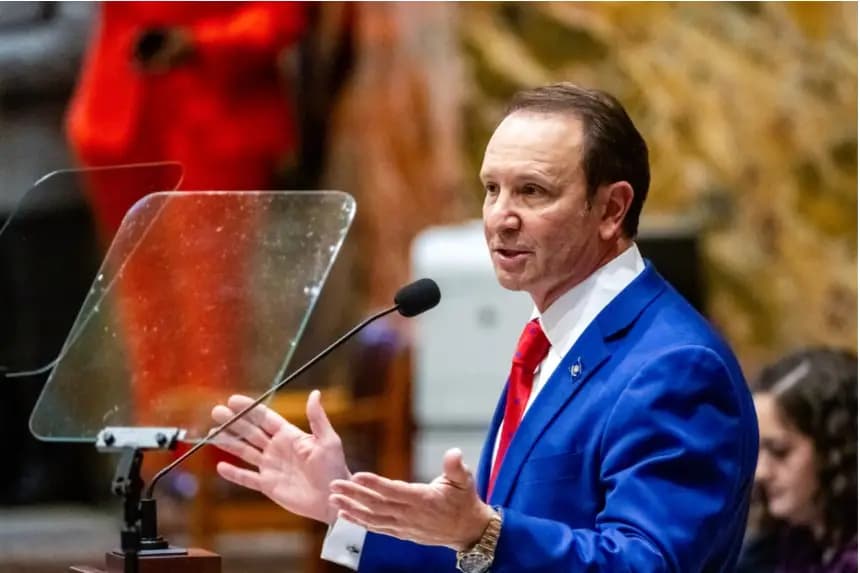 El gobernador de Luisiana, Jeff Landry, habla en la Cámara de Representantes en Baton Rouge, Luisiana, el 15 de enero de 2024. Michael Johnson/The Advocate vía AP