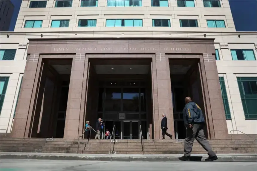 Un miembro del Servicio de Alguaciles de Estados Unidos camina frente al tribunal del Distrito Federal para el Distrito Sur de Florida. (Joe Raedle/Getty Images)
