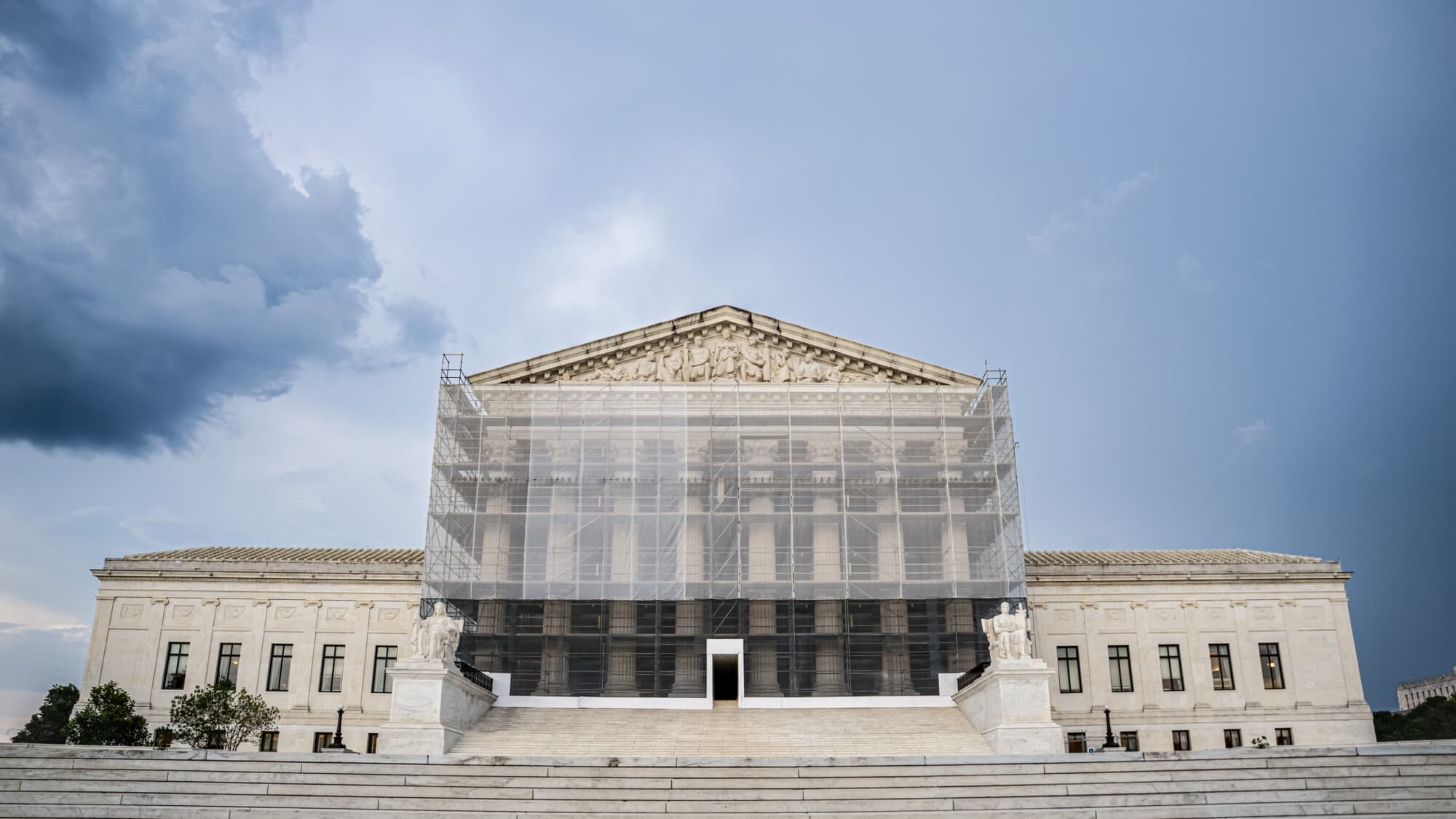 La Corte Suprema en Washington, el 25 de junio de 2025. En un fallo del 27 de junio, los jueces dijeron que las órdenes judiciales universales probablemente exceden la autoridad judicial y suspendieron temporalmente tres bloqueos a nivel nacional sobre los esfuerzos de Trump para limitar la ciudadanía por nacimiento. (Madalina Kilroy/The Epoch Times)
