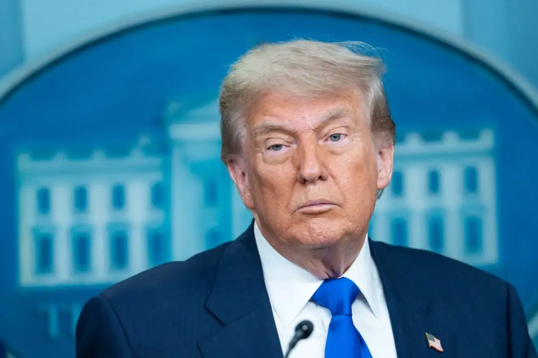 El presidente Donald Trump habla con los periodistas en la sala de prensa James S. Brady de la Casa Blanca el 27 de junio de 2025. (Madalina Kilroy/The Epoch Times)
