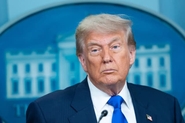 El presidente Donald Trump habla con los periodistas en la sala de prensa James S. Brady de la Casa Blanca el 27 de junio de 2025. (Madalina Kilroy/The Epoch Times)