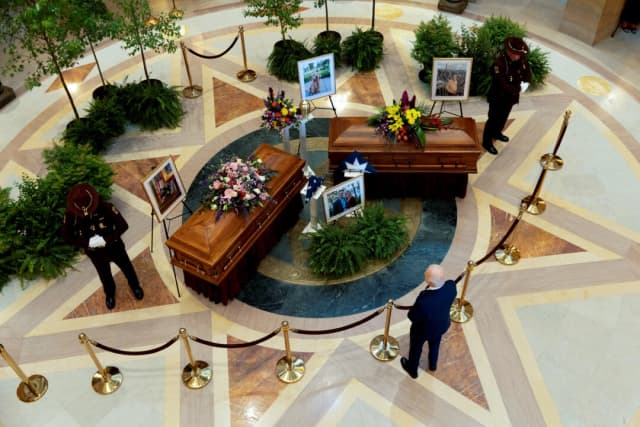 El expresidente Joe Biden rinde homenaje a la diputada demócrata Melissa Hortman y a su marido Mark, que yacen en el Capitolio de Minnesota tras ser asesinados en un tiroteo en St. Paul, Minnesota, el 27 de junio de 2025. (Tim Evans/Reuters)