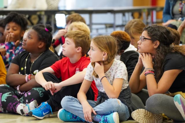 Niños escuchan durante un programa de patriotismo del American Legion Post 1181 en la escuela primaria Circleville en Circleville, Nueva York, el 6 de noviembre de 2023. (Cara Ding/The Epoch Times)
