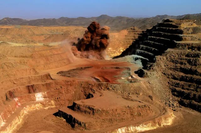 Una vista general muestra la mina de oro en el desierto sudanés, a 800 kilómetros al noreste de la capital, Jartum, el 3 de octubre de 2011. (Ashraf Shazly/AFP vía Getty Images)