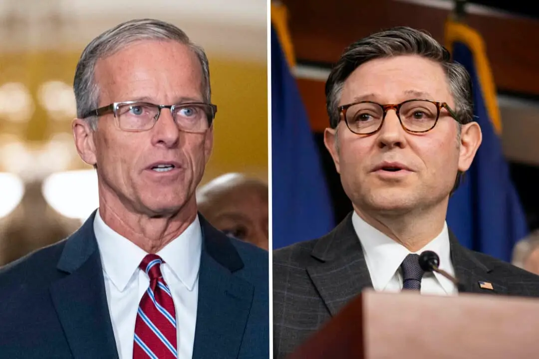 (I) El senador John Thune (RS.D.), líder de la mayoría electa, tras la elección del liderazgo republicano del Senado el 13 de noviembre de 2024, (D) el presidente de la Cámara de Representantes, Mike Johnson, habla durante la conferencia de prensa semanal del Partido Republicano en el Capitolio el 19 de noviembre de 2024. (Madalina Vasiliu/The Epoch Times)
