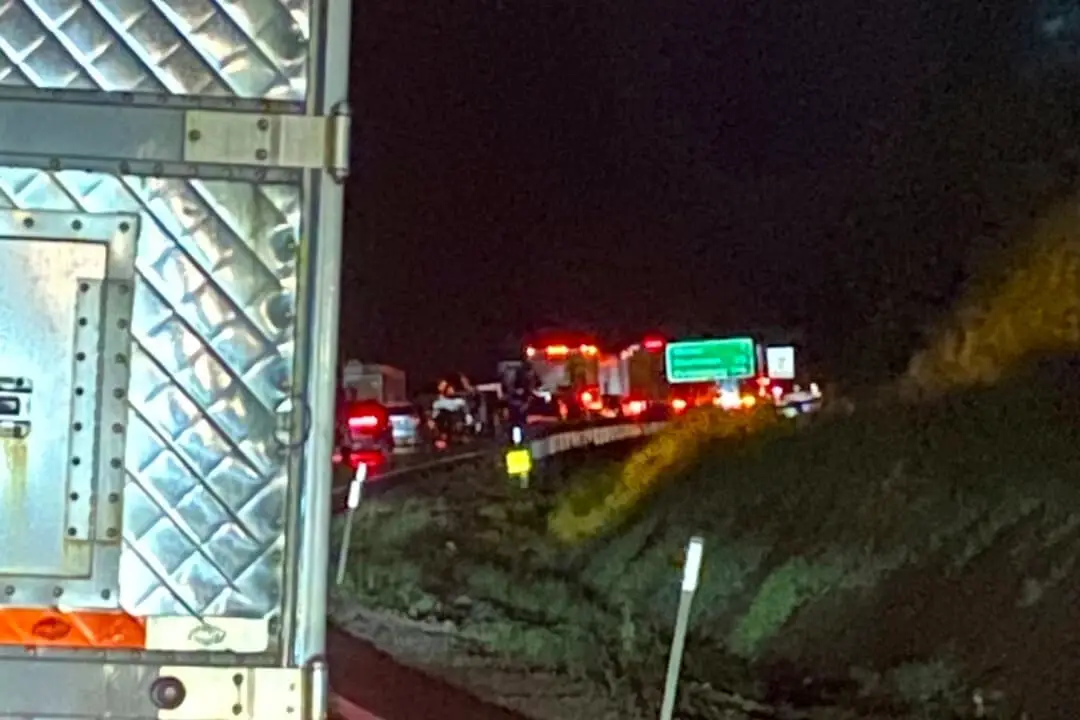 Tráfico parado en la autopista de peaje de Virginia Occidental al sur de Sharon, Virginia Occidental, el 27 de junio de 2025. (Nicky Walters vía AP)
