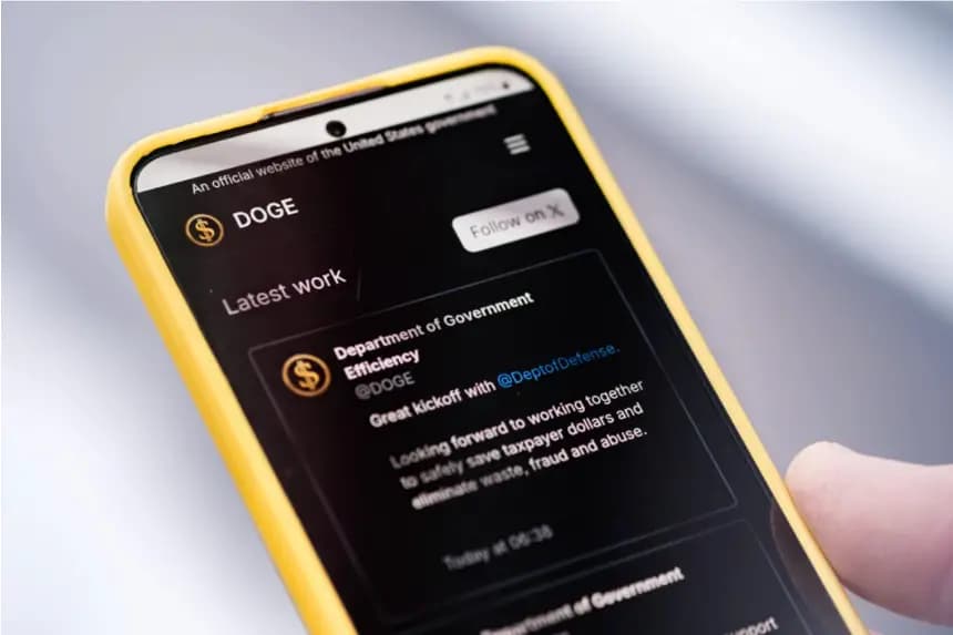 La página web del Departamento de Eficiencia Gubernamental (DOGE) se muestra en un teléfono. (Oleksii Pydsosonnii/The Epoch Times)