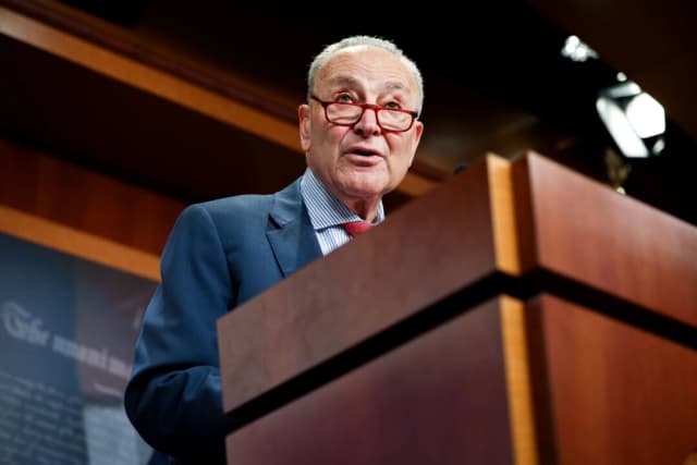 El líder de la minoría del Senado, Chuck Schumer (demócrata por Nueva York), habla junto a senadores demócratas para presionar en el Capitolio de los Estados Unidos en Washington el 6 de marzo de 2025. (Kayla Bartkowski/Getty Images)
