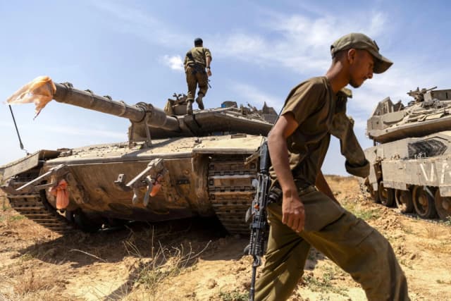 Soldados israelíes preparan un tanque cerca de la frontera con el sur de la Franja de Gaza, en el sur de Israel, el 2 de mayo de 2024. (Amir Levy/Getty Images)