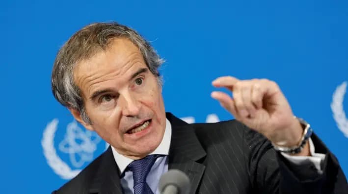 El Director General del OIEA, Rafael Grossi, ofrece una conferencia de prensa después del primer día de la reunión trimestral de la Junta de Gobernadores del organismo en la sede del OIEA, en Viena, Austria, el 9 de junio de 2025. (Lisa Leutner/Reuters)