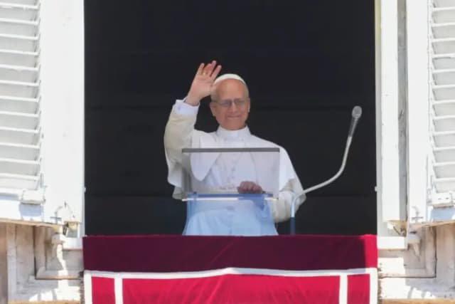 El Papa León XIV bendice a los fieles y peregrinos reunidos en la Plaza de San Pedro para la oración del Regina Caeli del mediodía, el 25 de mayo de 2025. (Andrew Medichini/AP Photo)