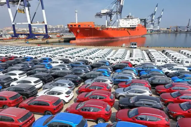 Automóviles para exportación antes de ser cargados en un barco en un puerto de Yantai, en la provincia oriental china de Shandong, el 3 de abril de 2025. (AFP vía Getty Images)
