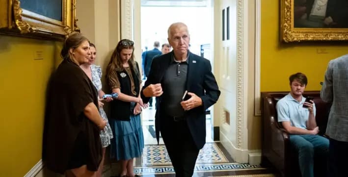 El senador Thom Tillis (R-N.C.) sale de una reunión con senadores republicanos en el Capitolio de Estados Unidos, el 28 de junio de 2025. (Al Drago/Getty Images)