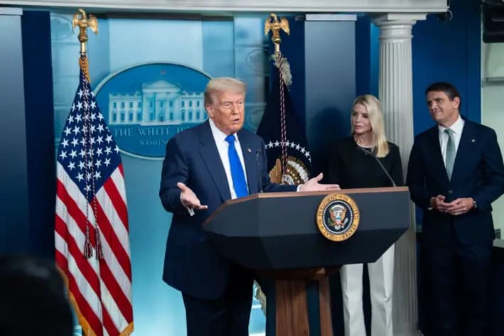 El presidente Donald Trump habla con periodistas en la sala de prensa James S. Brady de la Casa Blanca, el 27 de junio de 2025. (Madalina Kilroy/The Epoch Times)
