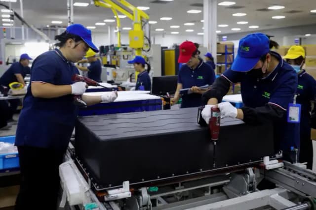 Empleados trabajan en una fábrica que produce baterías de litio para exportación en Huaibei, China, el 11 de junio de 2024. (AFP vía Getty Images)