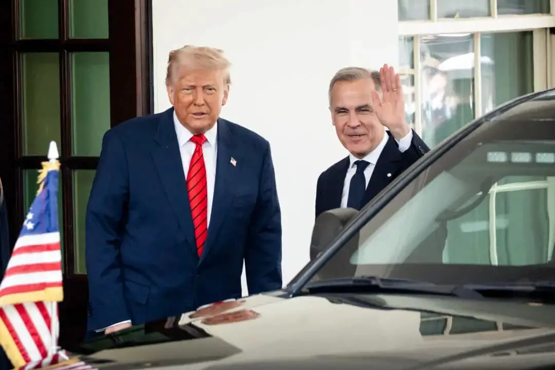 El presidente de Estados Unidos, Donald Trump, saluda al primer ministro canadiense, Mark Carney (derecha), en la Casa Blanca, en Washington, el 6 de mayo de 2025. (Madalina Vasiliu/The Epoch Times)
