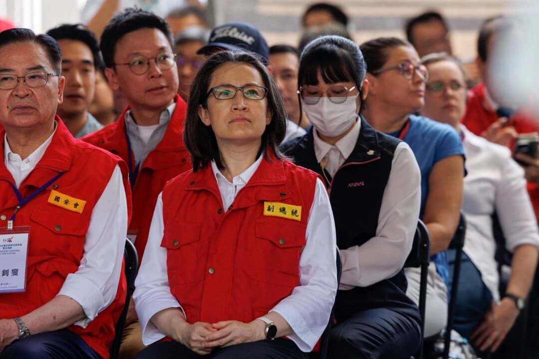 La vicepresidenta de Taiwán, Hsiao Bi-khim (C), inspecciona un simulacro de respuesta a emergencias en Tainan el 27 de marzo de 2025. (Cheng Yu-chen / AFP a través de Getty Images).