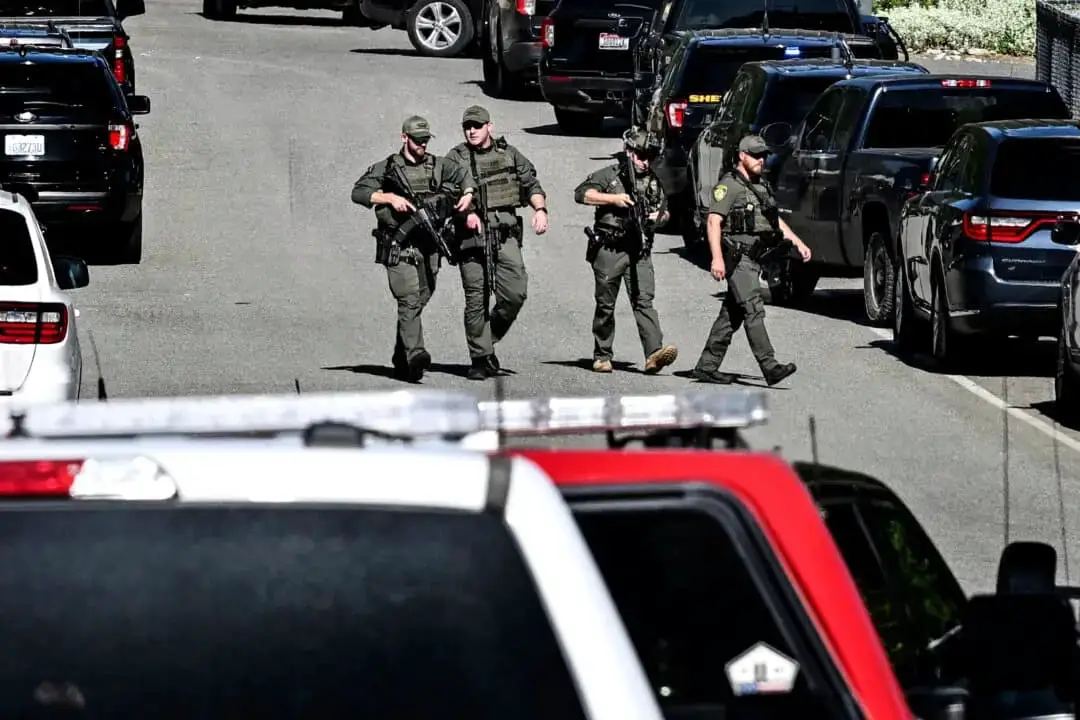La policía y los bomberos responden a un tiroteo y un incendio en Canfield Mountain, en Coeur d'Alene, Idaho, el 29 de junio de 2025. (Kathy Plonka/The Spokesman-Review vía AP)
