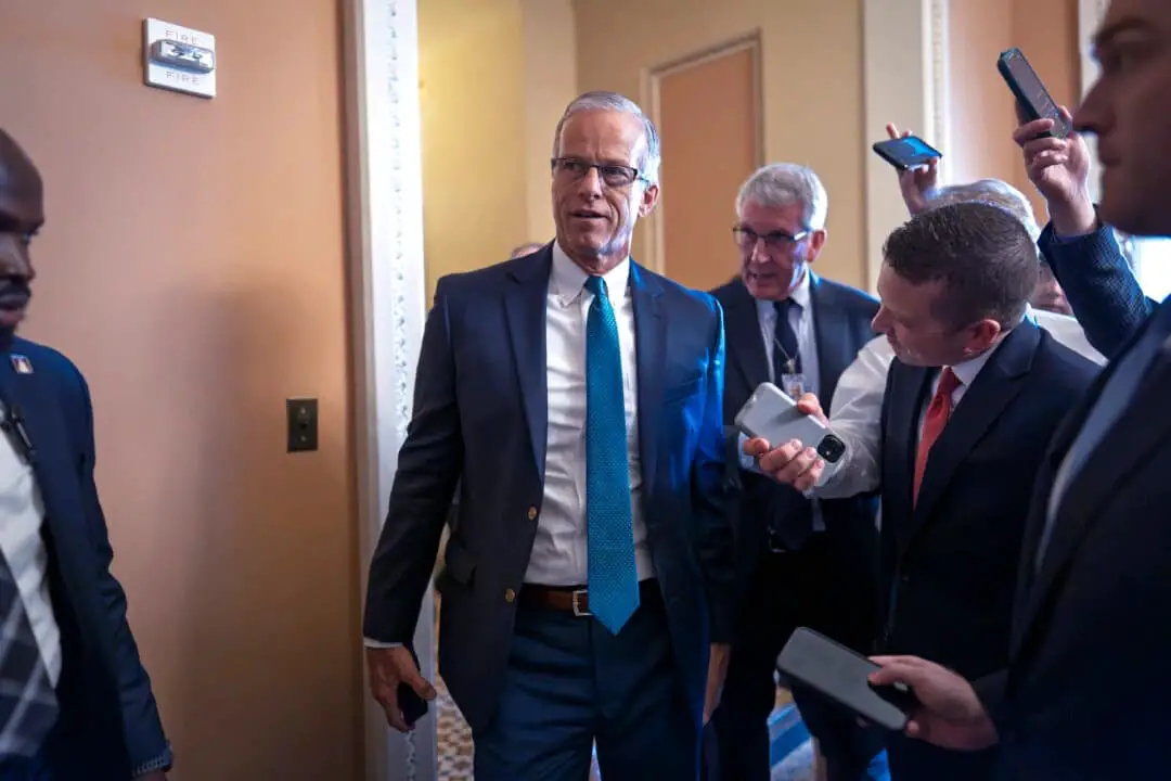 El líder de la mayoría republicana en el Senado, John Thune, llega a una reunión a puerta cerrada del Partido Republicano para impulsar el amplio proyecto de ley de política interna del presidente Donald Trump, en el Capitolio, en Washington, el viernes 27 de junio de 2025. (AP Photo/J. Scott Applewhite)