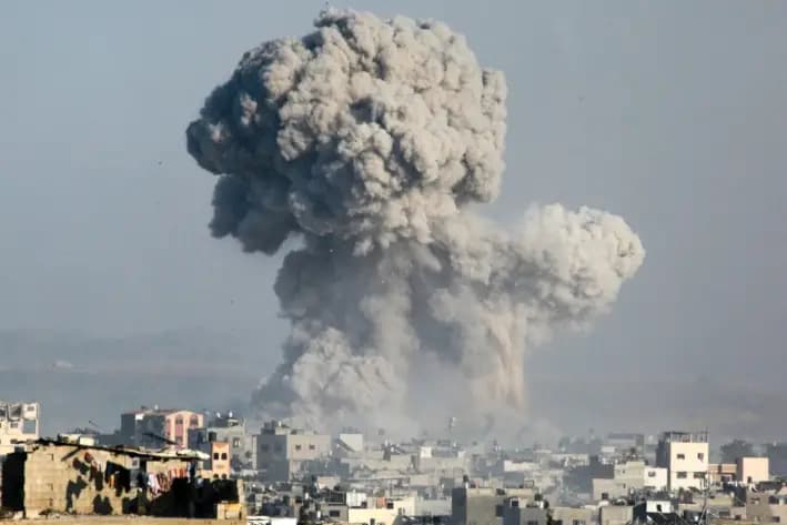 Columnas de humo tras un ataque israelí en Jabalia, durante el conflicto entre Israel y Hamás, en el norte de Gaza, el 28 de junio de 2025. (Bashar Taleb/AFP vía Getty Images)