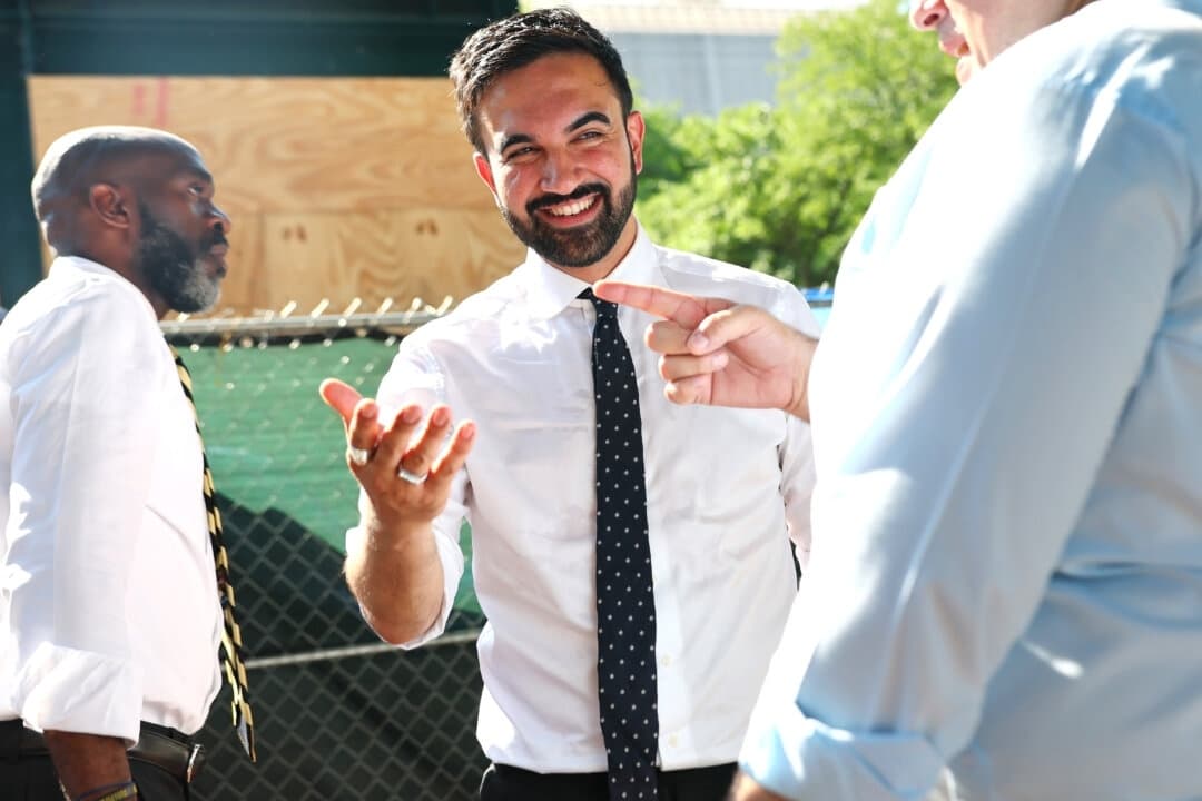 El candidato a la alcaldía de Nueva York, el representante estatal Zohran Mamdani (D-N.Y.), saluda a los votantes junto al candidato demócrata a la alcaldía Michael Blake en la calle 161 del South Bronx, en la ciudad de Nueva York, el 24 de junio de 2025. (Michael M. Santiago/Getty Images)
