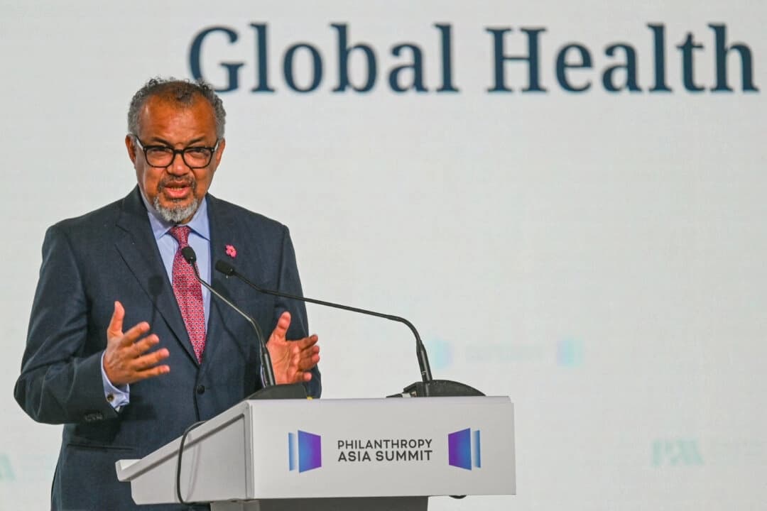 El director general de la Organización Mundial de la Salud (OMS), Tedros Adhanom Ghebreyesus, pronuncia un discurso durante la Cumbre Filantrópica de Asia en Singapur el 5 de mayo de 2025. (Roslan Rahman/AFP a través de Getty Images)

