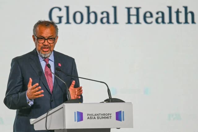 El director general de la Organización Mundial de la Salud (OMS), Tedros Adhanom Ghebreyesus, pronuncia un discurso durante la Cumbre Filantrópica de Asia en Singapur el 5 de mayo de 2025. (Roslan Rahman/AFP a través de Getty Images)
