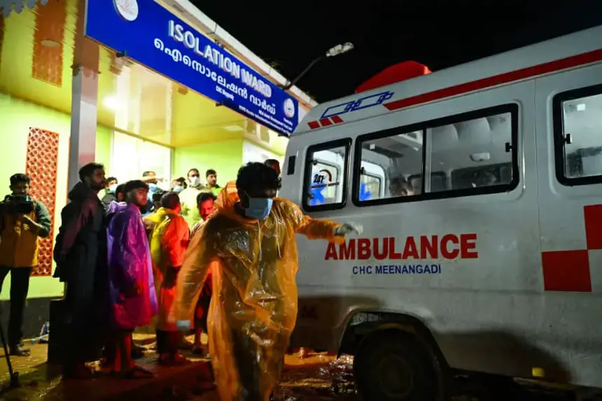 Un miembro del personal médico camina junto a una ambulancia en un centro de salud primaria en India, en una imagen de archivo. (Idrees Mohammed/AFP vía Getty Images)