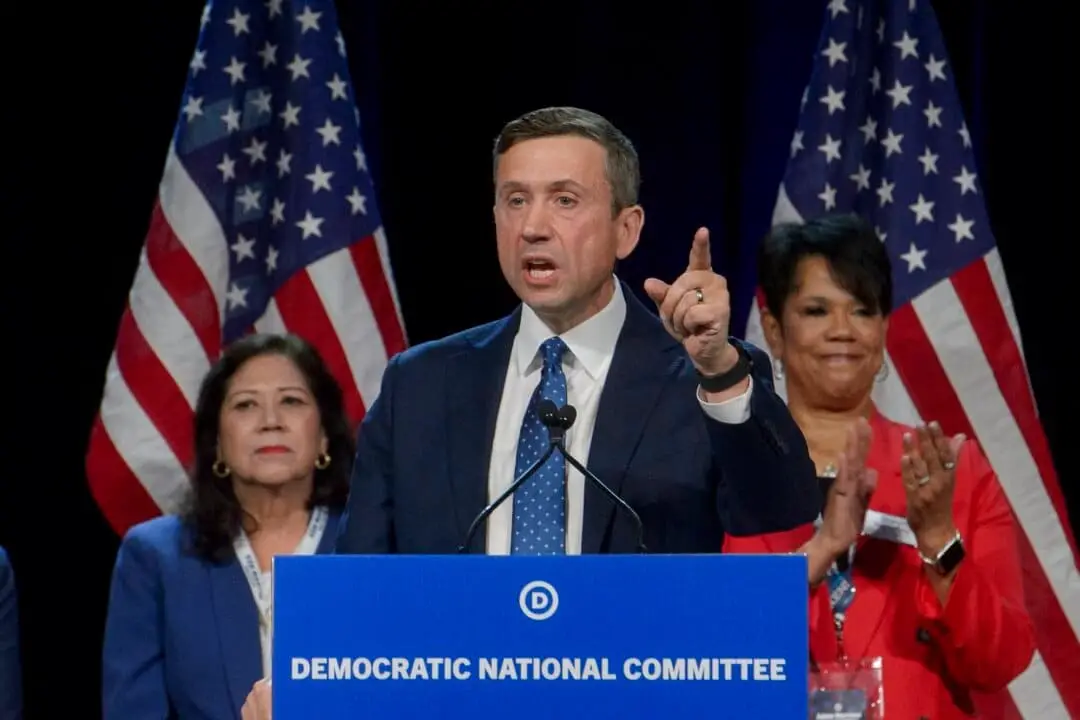 El candidato a la presidencia del DNC, Ken Martin, habla en la reunión de invierno del Comité Nacional Demócrata en el Gaylord National Resort and Convention Center de National Harbor, Maryland, el 1 de febrero de 2025. (Foto AP/Rod Lamkey Jr)