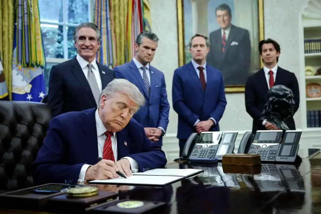 El presidente Donald Trump firma una orden ejecutiva en el Despacho Oval el 23 de mayo de 2025. (Win McNamee/Getty Images)
