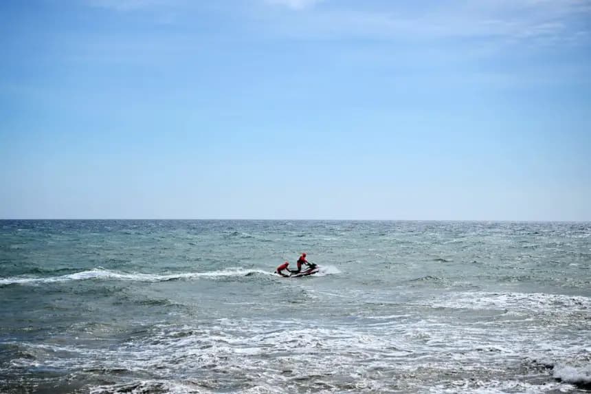 Los miembros de la tripulación de rescate patrullan en una moto acuática en el mar Mediterráneo frente a la costa de una playa donde al menos 72 migrantes murieron el 26 de febrero, después de que su barco se hundiera en la región de Calabria, en el sur de Italia, cerca de Cutro, el 9 de marzo de 2023. (Tiziana Fabi/AFP vía Getty Images)