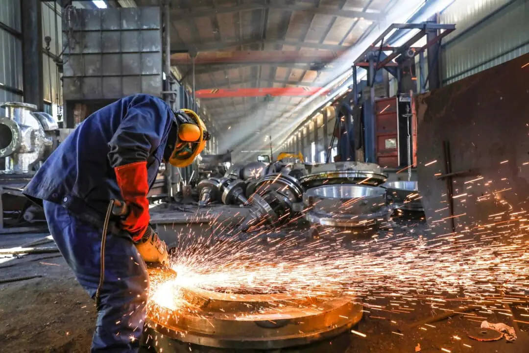 Un trabajador pule maquinaria en un taller de Hangzhou, en la provincia de Zhejiang, China, el 6 de junio de 2025. (STR/AFP a través de Getty Images)