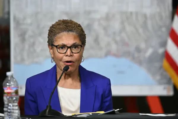 La alcaldesa de Los Ángeles, Karen Bass, habla en Pacific Palisades, un barrio de Los Ángeles, el 24 de enero de 2025. (Mandel Ngan/AFP a través de Getty Images)