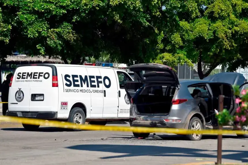 Una camioneta de servicio se ve en un área acordonada en Culiacán, estado de Sinaloa, México, el 18 de octubre de 2019. (Alfredo Estrella/AFP vía Getty Images)