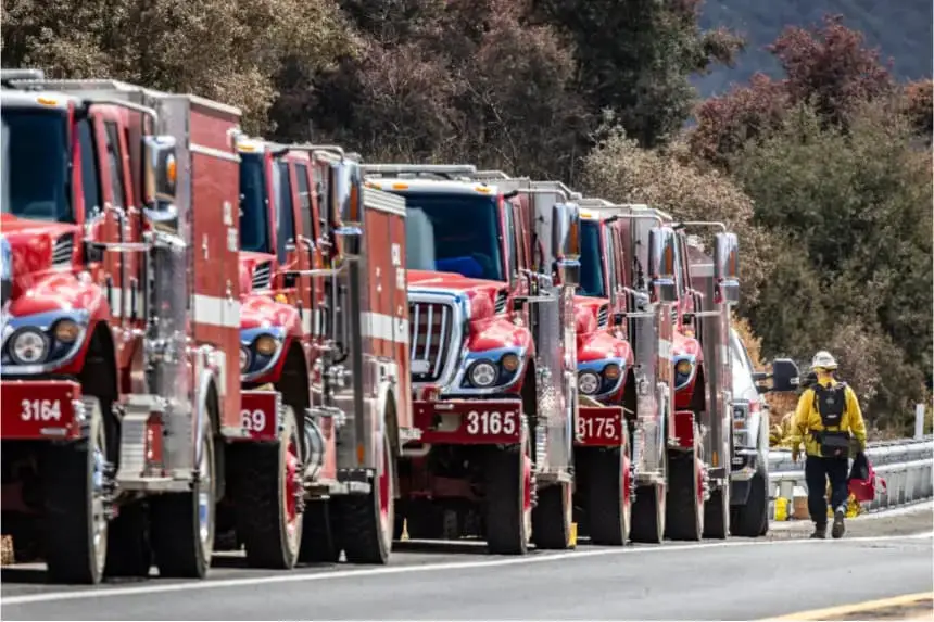 Camiones de bomberos de California se alinean en la autopista Ortega en El Cariso Village, California, el 16 de septiembre de 2024. (John Fredricks/The Epoch Times)
