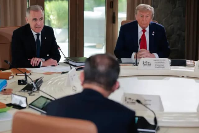 El primer ministro canadiense, Mark Carney, y el presidente estadounidense, Donald Trump, se reúnen con otros líderes del G7 durante una reunión en la Cumbre de Líderes del G7 en Kananaskis, Alta, el 16 de junio de 2025. (Chip Somodevilla/Getty Images)