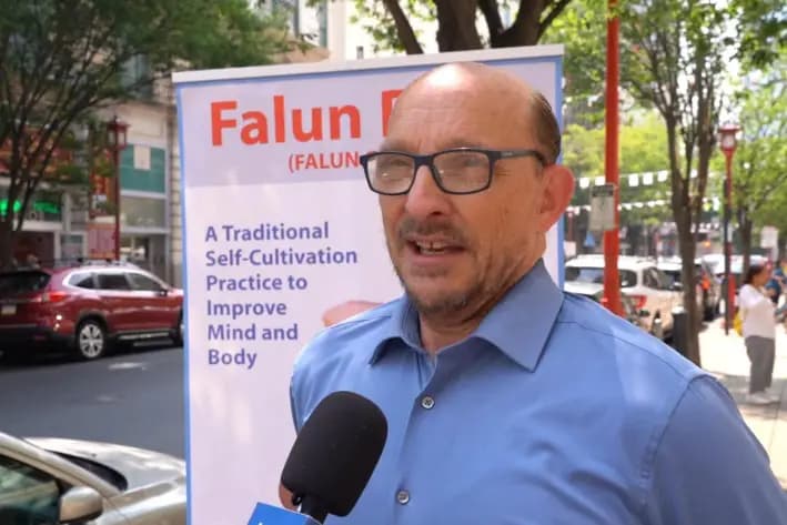 Mark Thomas, profesor asistente de la Universidad La Salle, habla en una manifestación para condenar la represión transnacional contra Falun Gong por parte del Partido Comunista Chino, en Filadelfia, EE. UU., el 28 de junio de 2025. (William Huang/The Epoch Times)