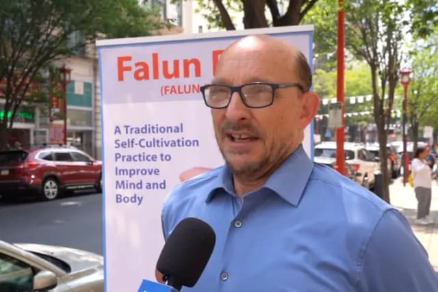 Mark Thomas, profesor asistente de la Universidad La Salle, habla en una manifestación para condenar la represión transnacional contra Falun Gong por parte del Partido Comunista Chino, en Filadelfia, EE. UU., el 28 de junio de 2025. (William Huang/The Epoch Times)