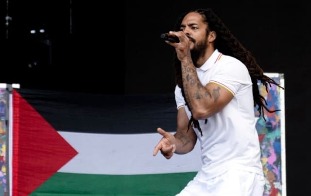 Bobby Vylan, del dúo británico Bob Vylan, actúa con una bandera palestina de fondo en el cuarto día del festival de Glastonbury en Somerset, suroeste de Inglaterra, el 28 de junio de 2025. (Oli Scarff/AFP vía Getty Images)