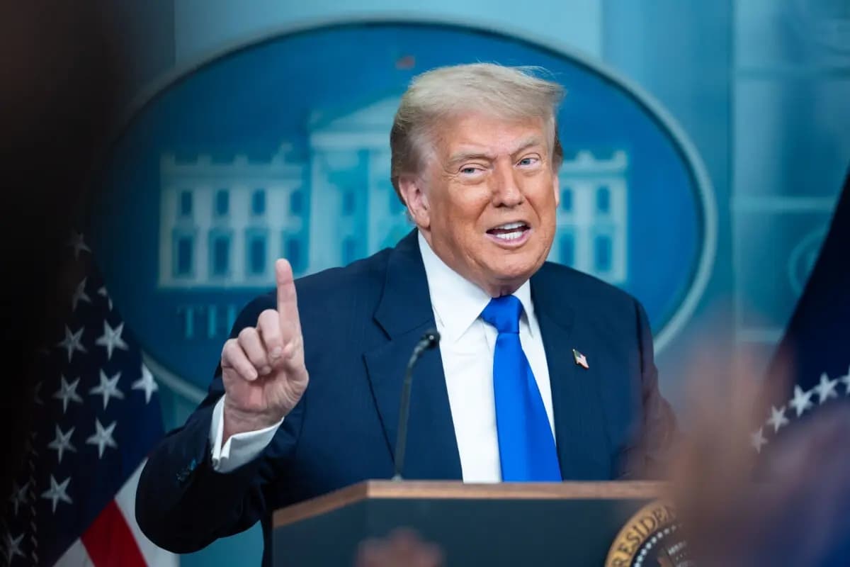 El presidente Donald Trump habla con los periodistas en la sala de prensa James S. Brady de la Casa Blanca el 27 de junio de 2025. (Madalina Kilroy/The Epoch Times)