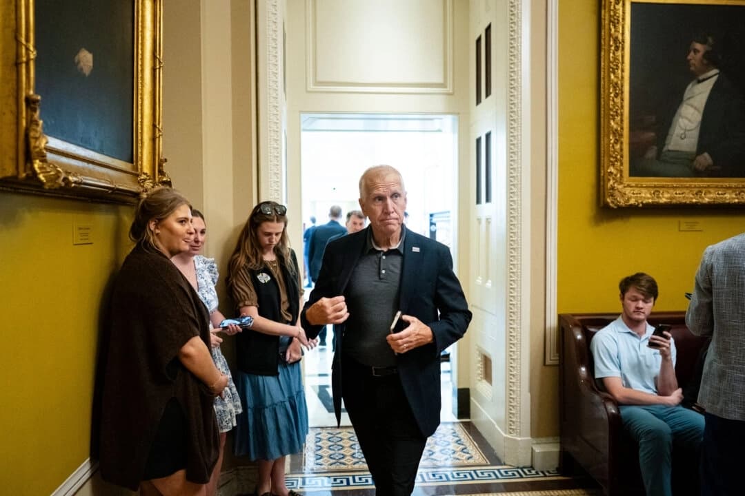 El senador Thom Tillis (R-N.C.) sale de una reunión con los republicanos del Senado en el Capitolio de Estados Unidos el 28 de junio de 2025. (Al Drago/Getty Images)
