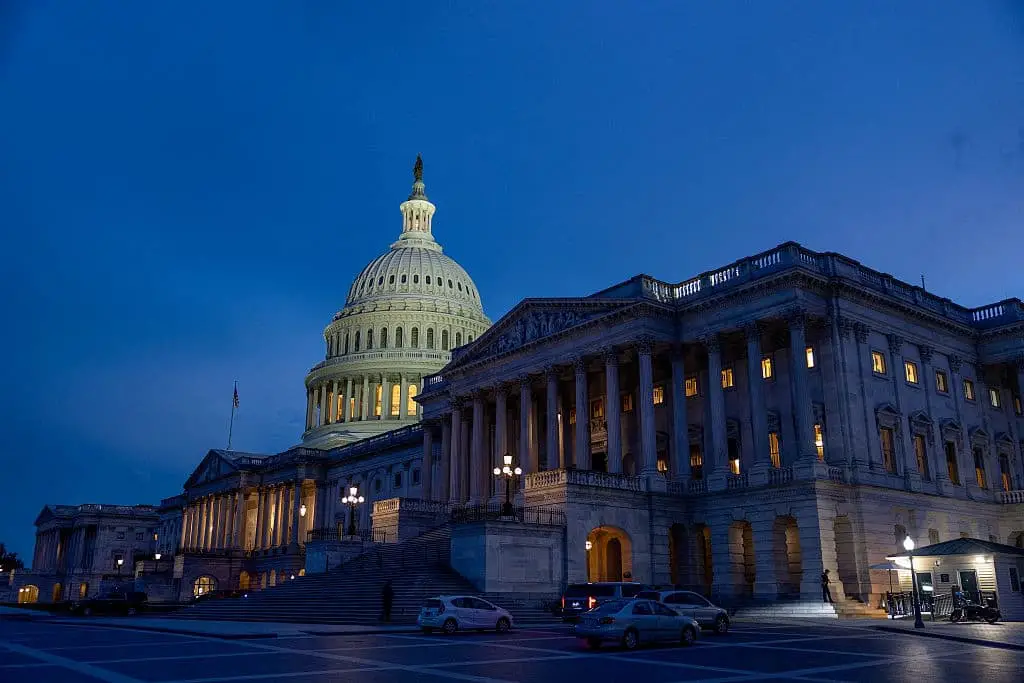 El Capitolio de los Estados Unidos en Washington, el 29 de junio de 2025. Los republicanos del Senado trabajaron toda la noche y leyeron una nueva versión del "Gran y Hermoso Proyecto de Ley", a medida que se acerca la fecha límite del 4 de julio fijada por el presidente de los Estados Unidos, Donald Trump. (Foto de Tasos Katopodis/Getty Images)