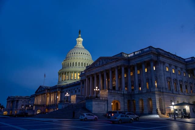 El Capitolio de los Estados Unidos en Washington, el 29 de junio de 2025. Los republicanos del Senado trabajaron toda la noche y leyeron una nueva versión del "Gran y Hermoso Proyecto de Ley", a medida que se acerca la fecha límite del 4 de julio fijada por el presidente de los Estados Unidos, Donald Trump. (Foto de Tasos Katopodis/Getty Images)