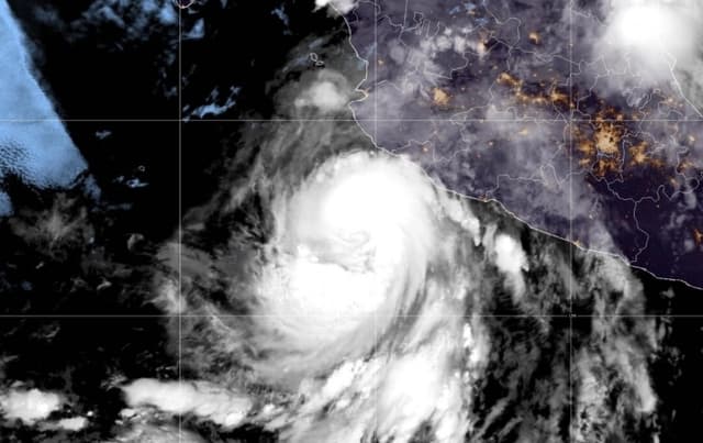 Huracán Flossie se intensifica frente a la costa del Pacífico mexicano
