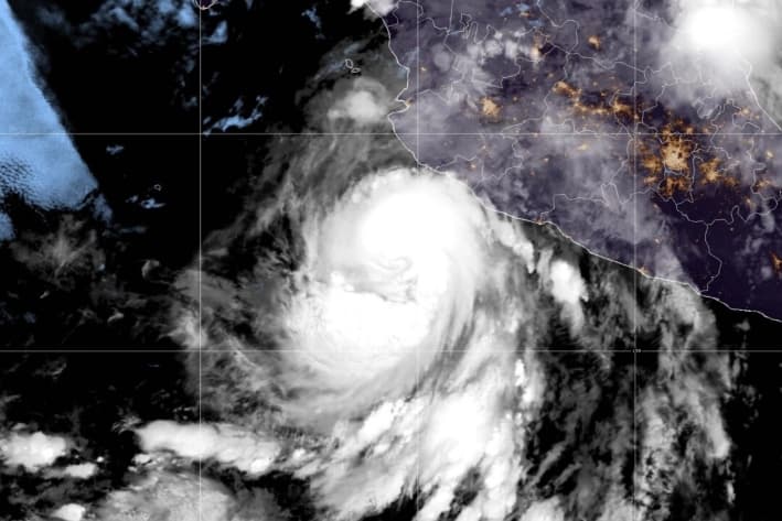 Huracán Flossie se intensifica frente a la costa del Pacífico mexicano
