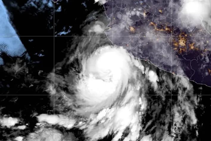 Una imagen de satélite muestra el huracán Flossie a las 8:10 am ET del 1 de julio de 2025. (CIRA/NOAA)