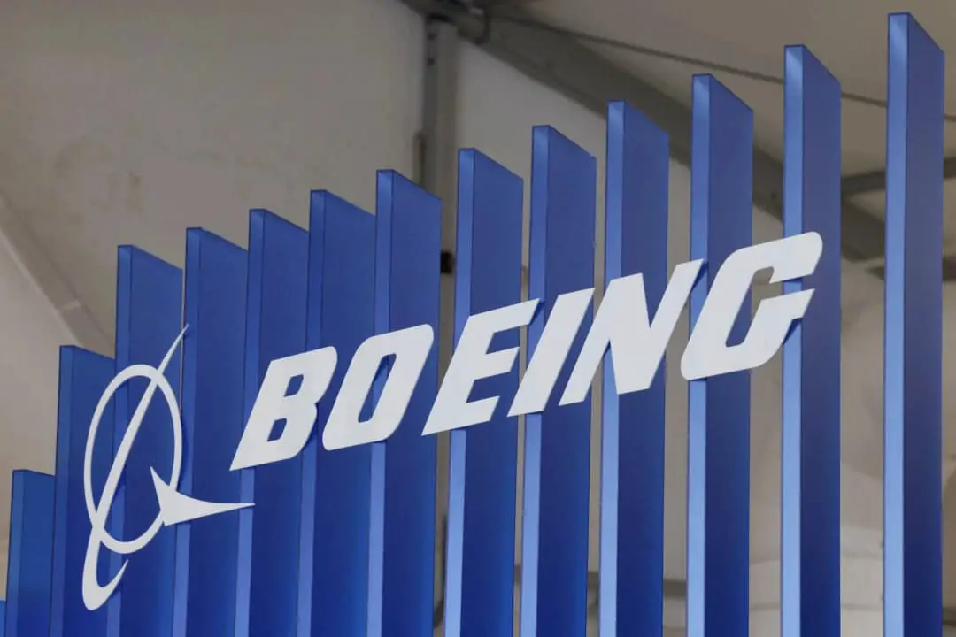 El logotipo de Boeing en el Salón Aeronáutico Internacional de Australia, celebrado en Avalon, Australia el 26 de marzo de 2025. (Hollie Adams/Reuters).